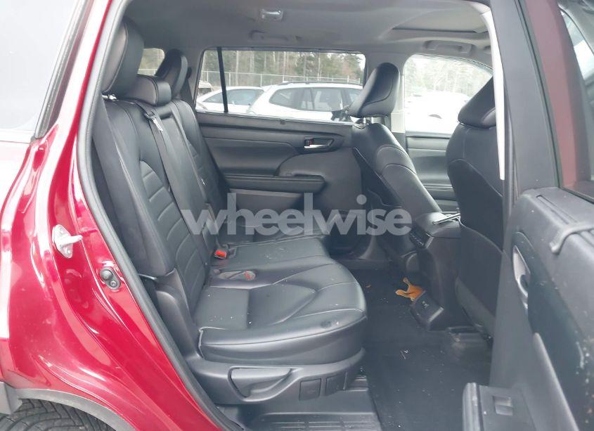 Photo 8 of 2021 Toyota Highlander XLE (VIN 5TDHZRBH5MS548241)