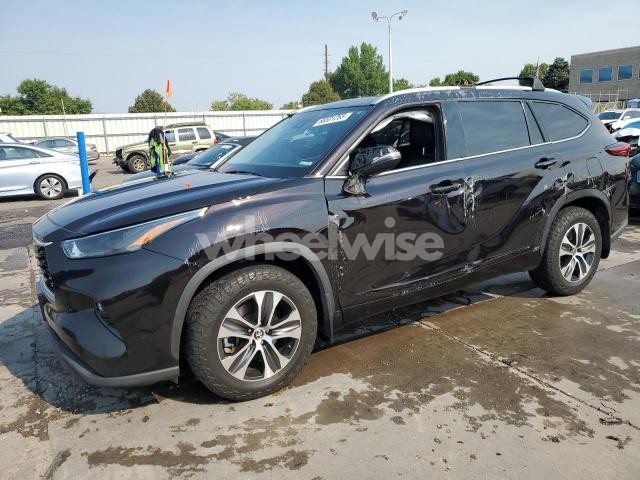Photo 2 of 2022 TOYOTA HIGHLANDER XLE (VIN 5TDHZRBH6NS183053)