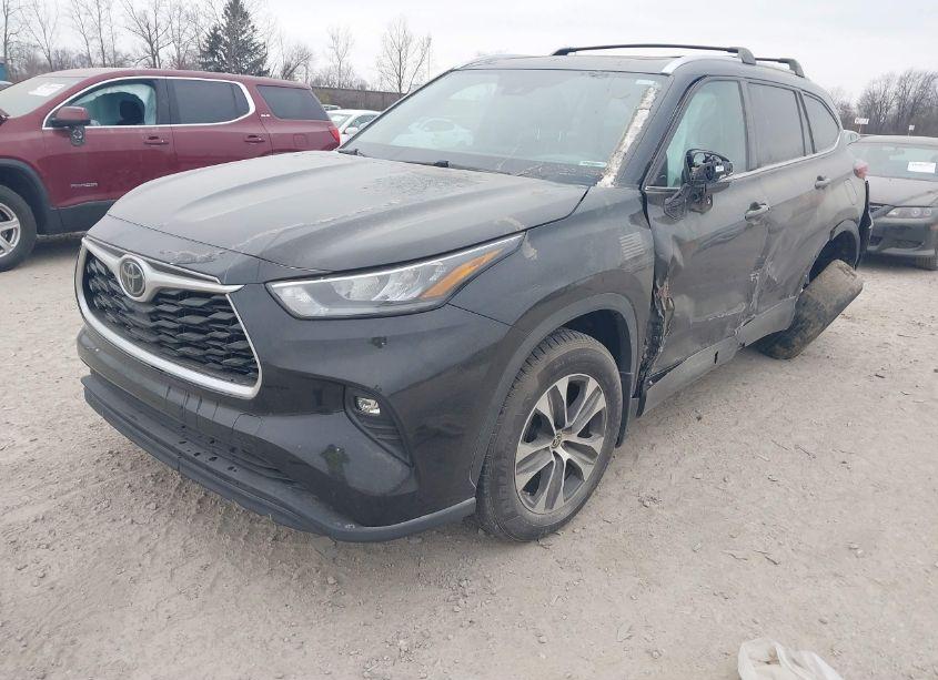 Photo 2 of 2020 Toyota Highlander XLE (VIN 5TDHZRBH7LS037600)