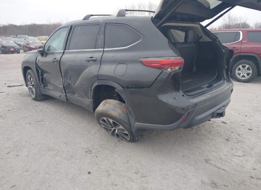 Photo 3 of 2020 Toyota Highlander XLE (VIN 5TDHZRBH7LS037600)