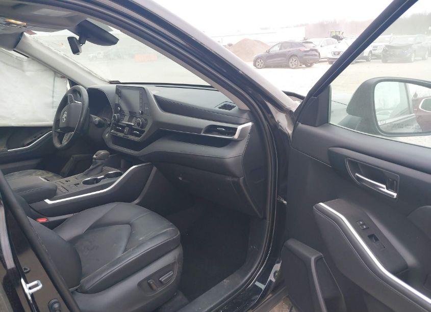 Photo 5 of 2020 Toyota Highlander XLE (VIN 5TDHZRBH7LS037600)