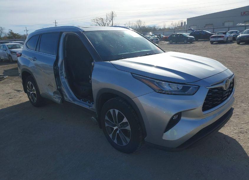 2020 Toyota Highlander XLE (VIN 5TDHZRBH7LS051996) main photo