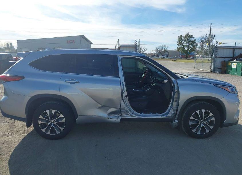 Photo 14 of 2020 Toyota Highlander XLE (VIN 5TDHZRBH7LS051996)