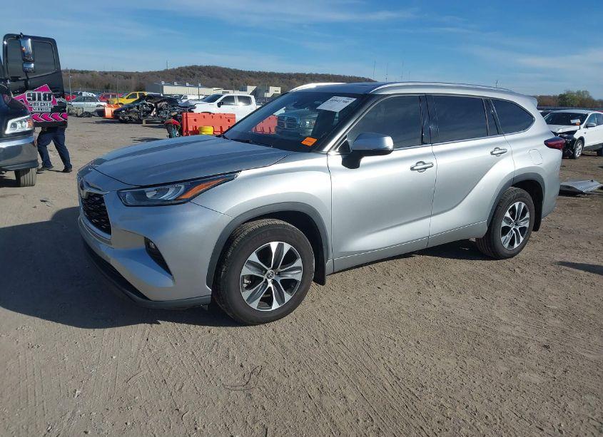 Photo 2 of 2020 Toyota Highlander XLE (VIN 5TDHZRBH7LS051996)