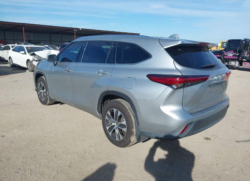 Photo 3 of 2020 Toyota Highlander XLE (VIN 5TDHZRBH7LS051996)