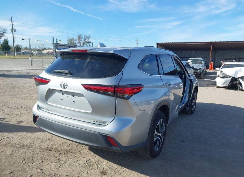 Photo 4 of 2020 Toyota Highlander XLE (VIN 5TDHZRBH7LS051996)