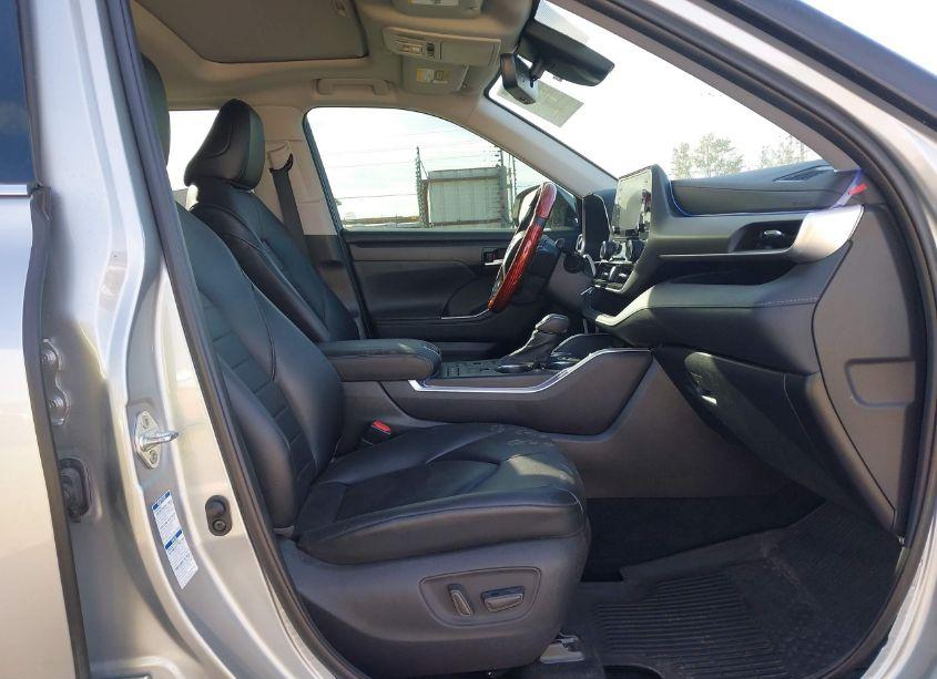 Photo 5 of 2020 Toyota Highlander XLE (VIN 5TDHZRBH7LS051996)