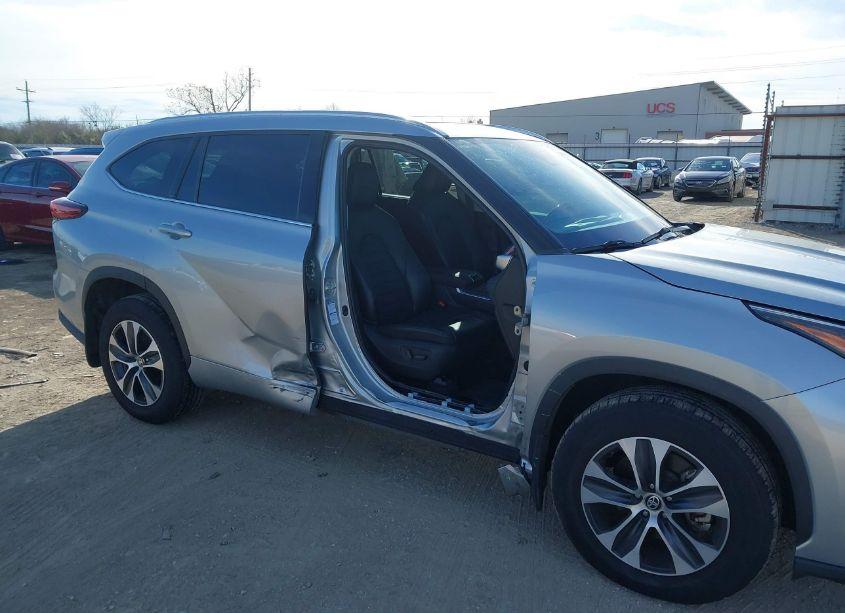 Photo 6 of 2020 Toyota Highlander XLE (VIN 5TDHZRBH7LS051996)