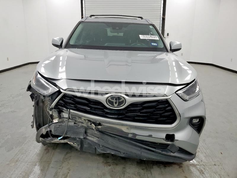 Photo 13 of 2021 TOYOTA HIGHLANDER XLE (VIN 5TDHZRBH7MS072199)