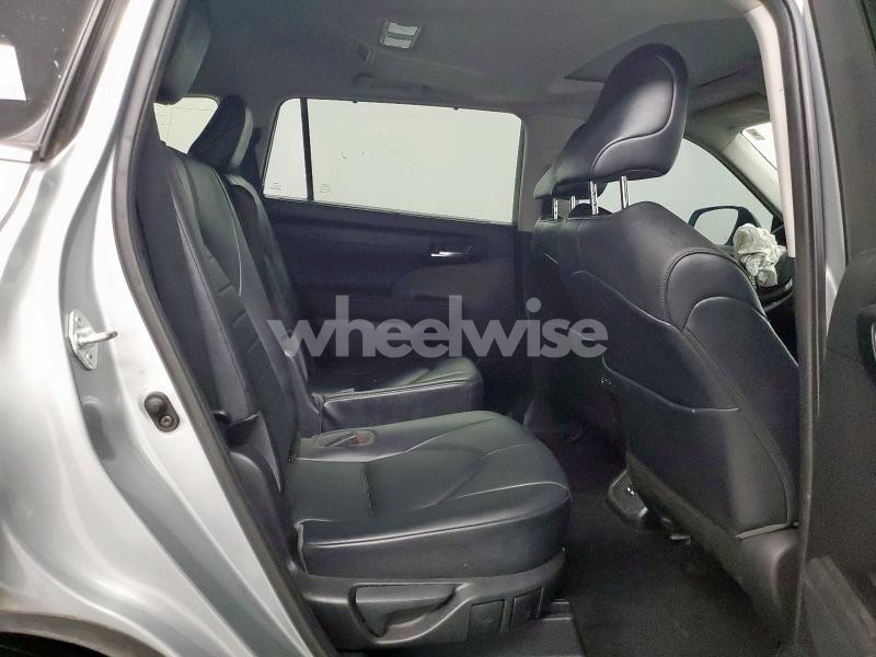 Photo 4 of 2021 TOYOTA HIGHLANDER XLE (VIN 5TDHZRBH7MS072199)