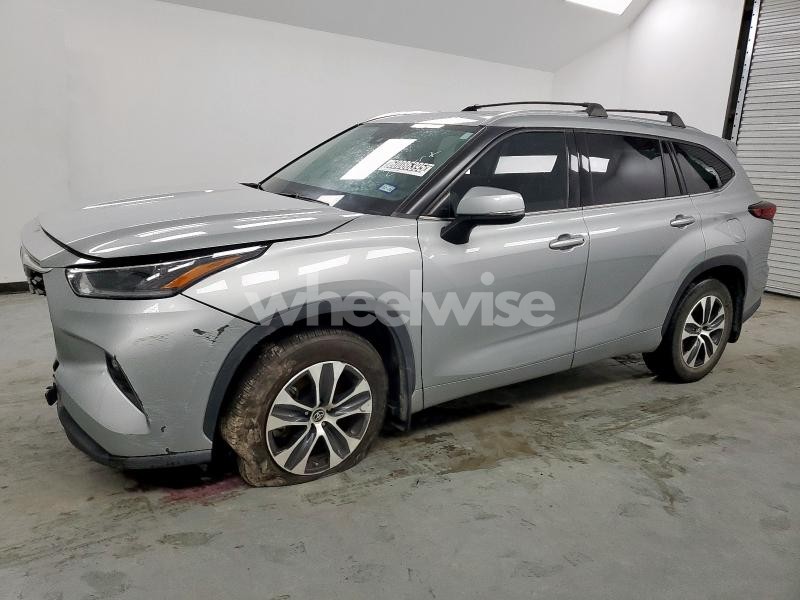 Photo 8 of 2021 TOYOTA HIGHLANDER XLE (VIN 5TDHZRBH7MS072199)