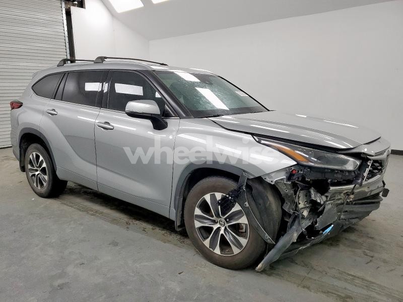Photo 9 of 2021 TOYOTA HIGHLANDER XLE (VIN 5TDHZRBH7MS072199)