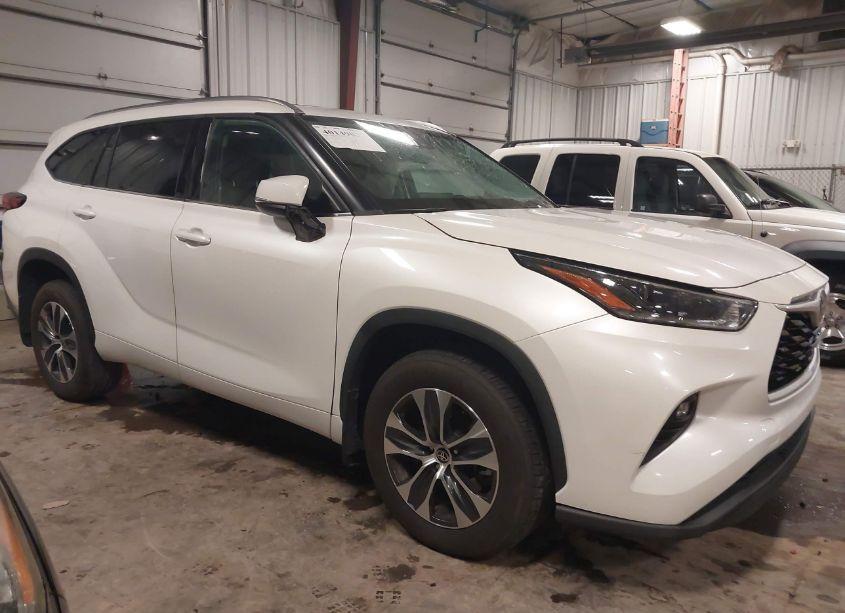 2021 Toyota Highlander XLE (VIN 5TDHZRBH7MS094994) main photo