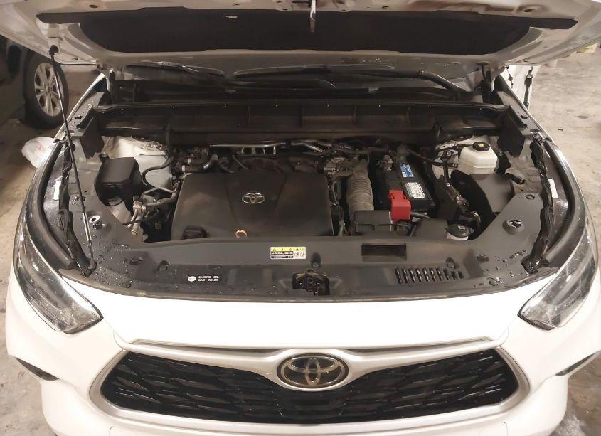 Photo 10 of 2021 Toyota Highlander XLE (VIN 5TDHZRBH7MS094994)