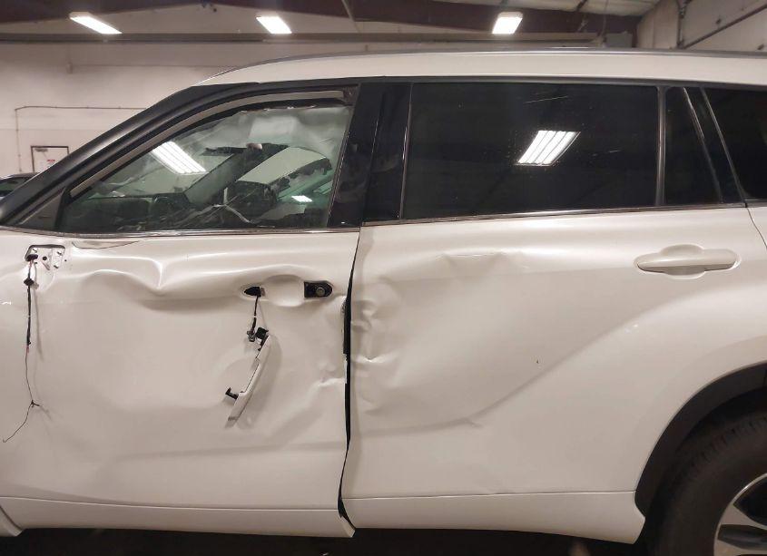 Photo 15 of 2021 Toyota Highlander XLE (VIN 5TDHZRBH7MS094994)