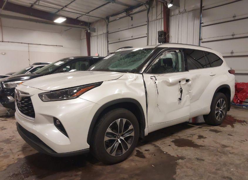 Photo 2 of 2021 Toyota Highlander XLE (VIN 5TDHZRBH7MS094994)