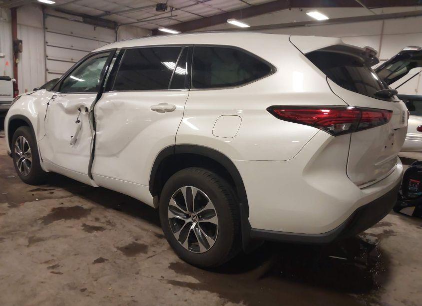 Photo 3 of 2021 Toyota Highlander XLE (VIN 5TDHZRBH7MS094994)