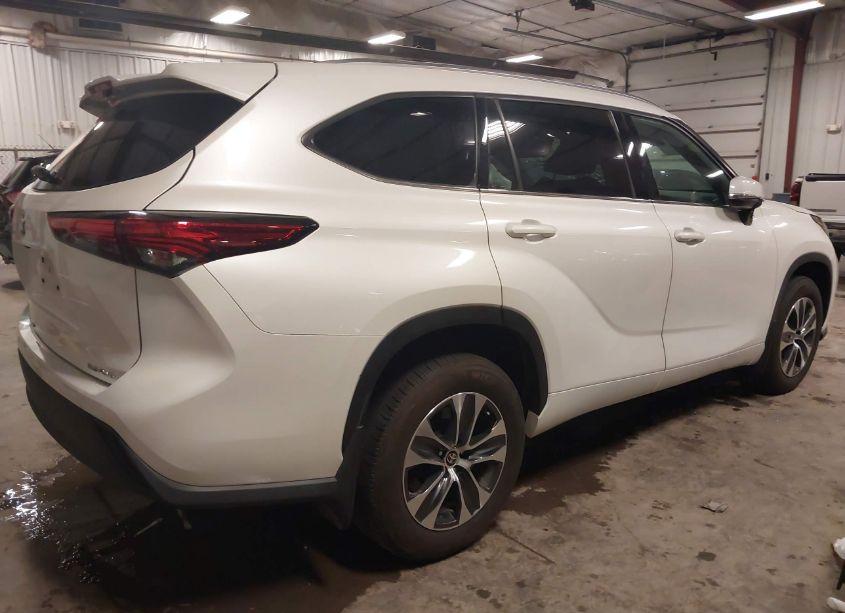 Photo 4 of 2021 Toyota Highlander XLE (VIN 5TDHZRBH7MS094994)
