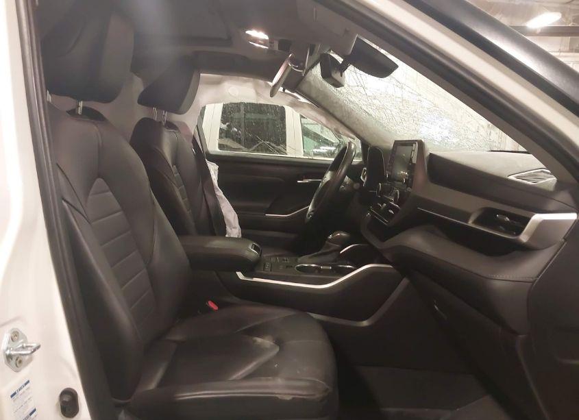 Photo 5 of 2021 Toyota Highlander XLE (VIN 5TDHZRBH7MS094994)