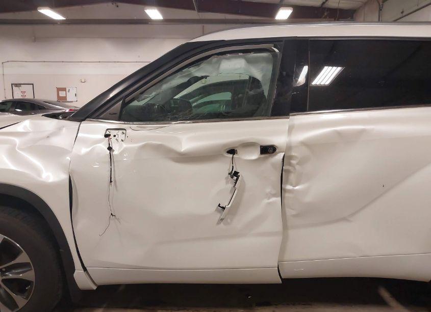 Photo 6 of 2021 Toyota Highlander XLE (VIN 5TDHZRBH7MS094994)