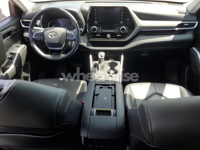 Photo 6 of 2021 TOYOTA HIGHLANDER XLE (VIN 5TDHZRBH7MS535362)
