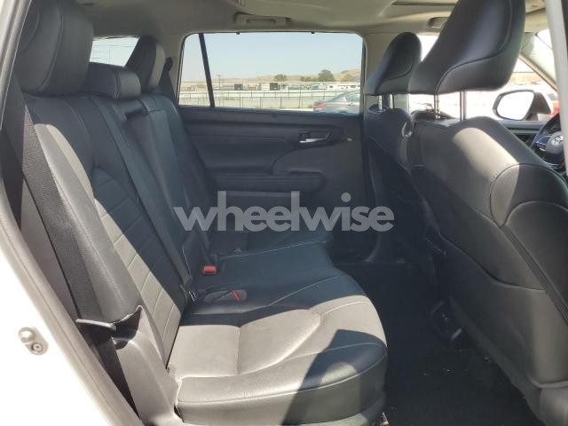 Photo 8 of 2021 TOYOTA HIGHLANDER XLE (VIN 5TDHZRBH7MS535362)