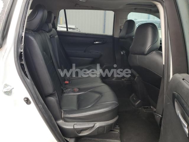 2021 TOYOTA HIGHLANDER XLE (VIN 5TDHZRBH7MS536124) main photo