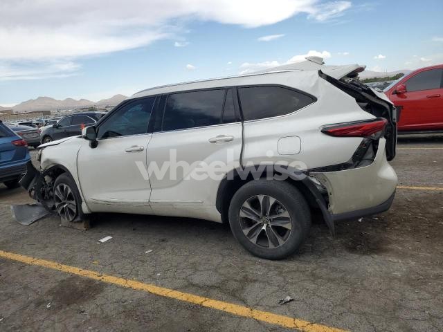 Photo 2 of 2021 TOYOTA HIGHLANDER XLE (VIN 5TDHZRBH7MS536124)