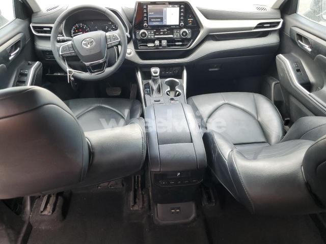 Photo 3 of 2021 TOYOTA HIGHLANDER XLE (VIN 5TDHZRBH7MS536124)