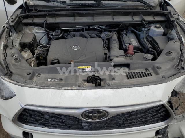 Photo 4 of 2021 TOYOTA HIGHLANDER XLE (VIN 5TDHZRBH7MS536124)
