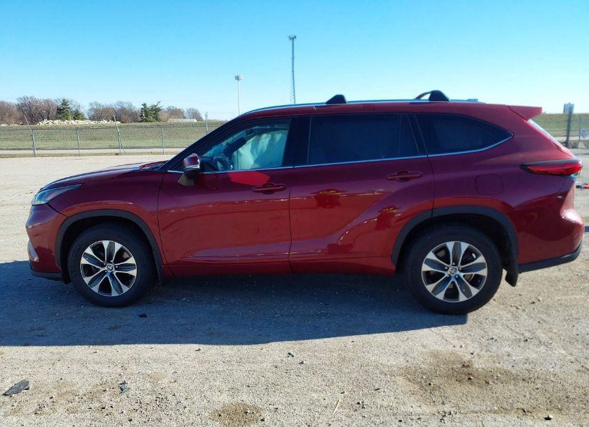 Photo 14 of 2021 Toyota Highlander XLE (VIN 5TDHZRBH7MS559225)