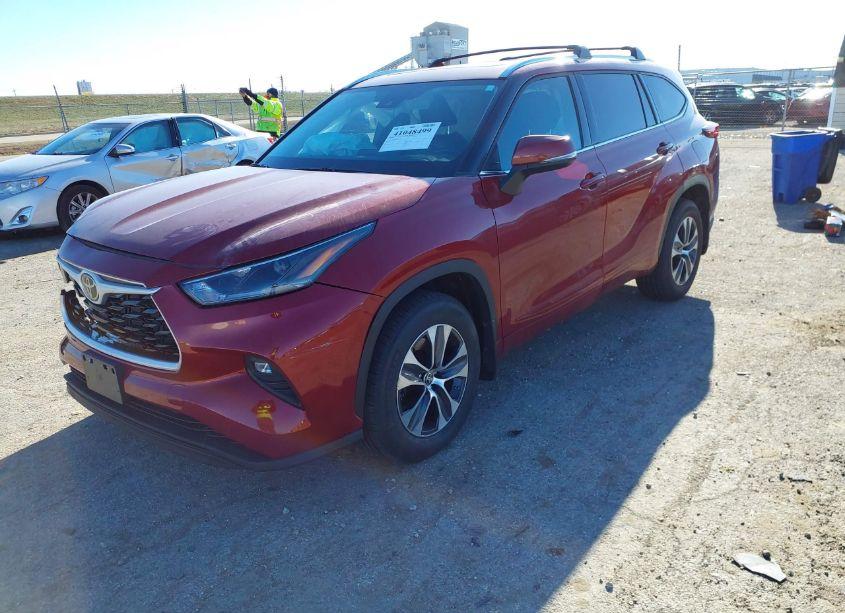 Photo 2 of 2021 Toyota Highlander XLE (VIN 5TDHZRBH7MS559225)