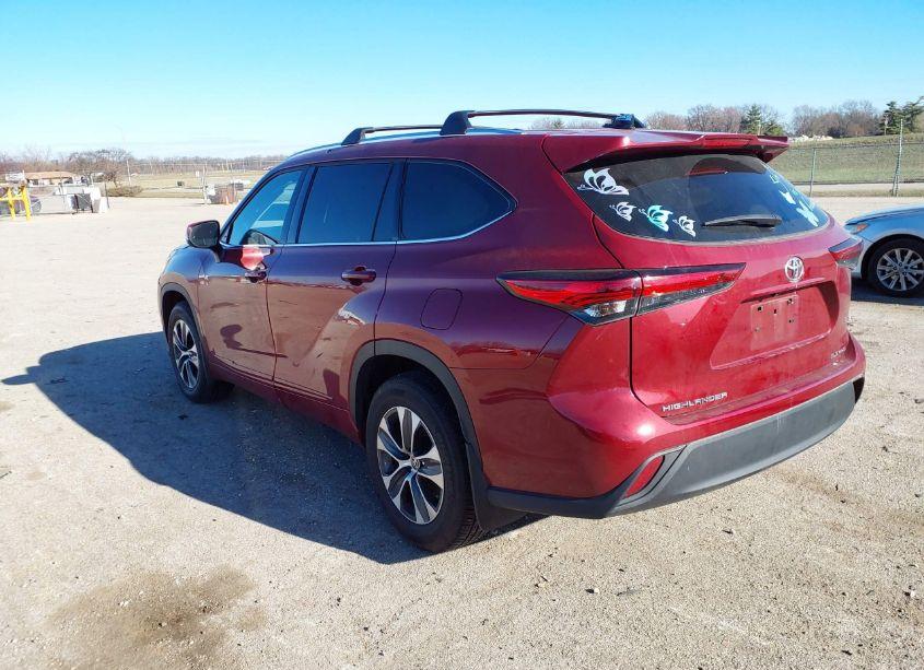 Photo 3 of 2021 Toyota Highlander XLE (VIN 5TDHZRBH7MS559225)