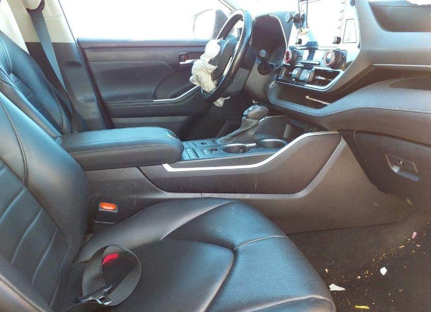 Photo 5 of 2021 Toyota Highlander XLE (VIN 5TDHZRBH7MS559225)