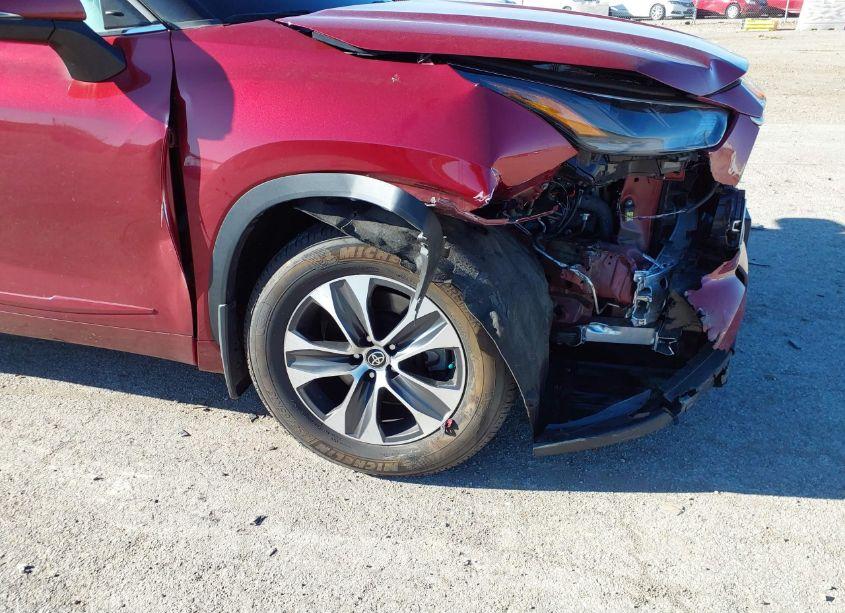 Photo 6 of 2021 Toyota Highlander XLE (VIN 5TDHZRBH7MS559225)