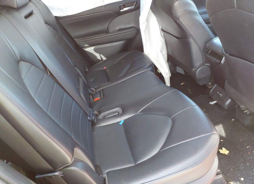 Photo 8 of 2021 Toyota Highlander XLE (VIN 5TDHZRBH7MS559225)