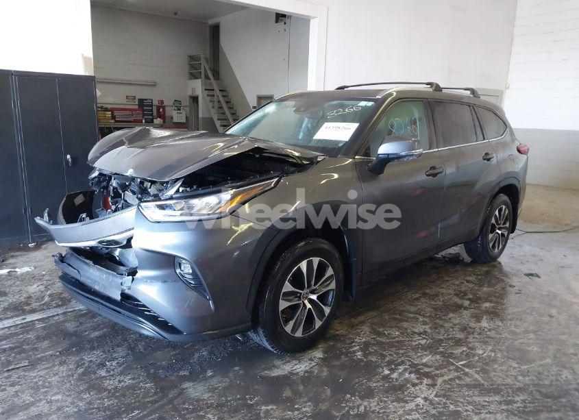 Photo 2 of 2020 Toyota Highlander XLE (VIN 5TDHZRBH8LS004783)