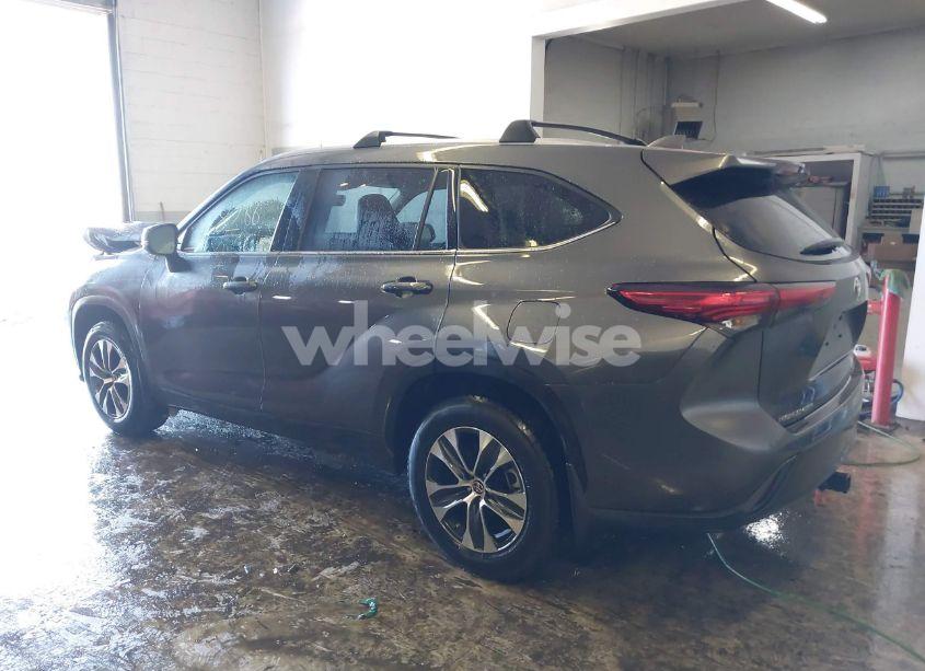 Photo 3 of 2020 Toyota Highlander XLE (VIN 5TDHZRBH8LS004783)