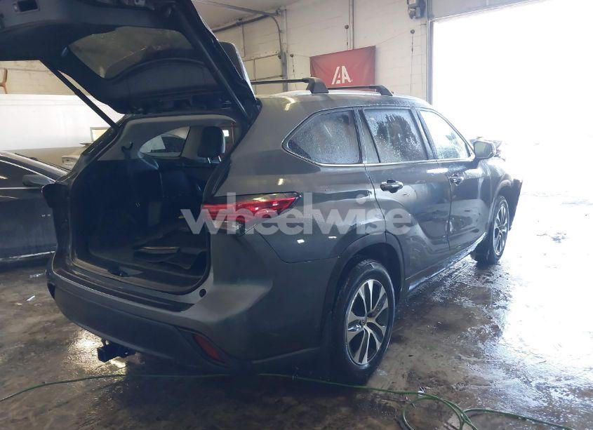 Photo 4 of 2020 Toyota Highlander XLE (VIN 5TDHZRBH8LS004783)