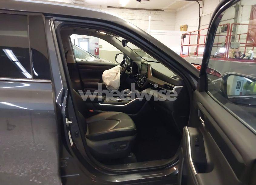 Photo 5 of 2020 Toyota Highlander XLE (VIN 5TDHZRBH8LS004783)