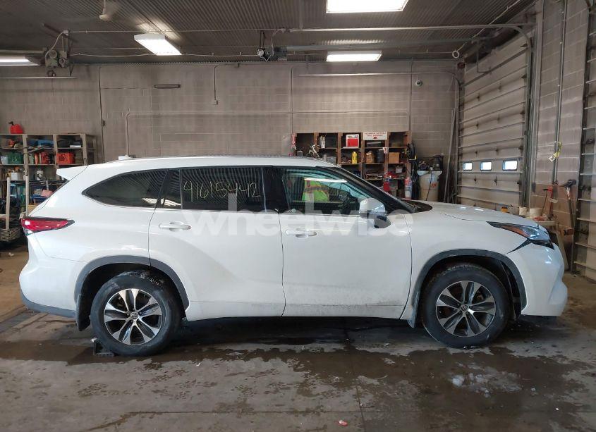 Photo 13 of 2020 Toyota Highlander XLE (VIN 5TDHZRBH8LS504541)