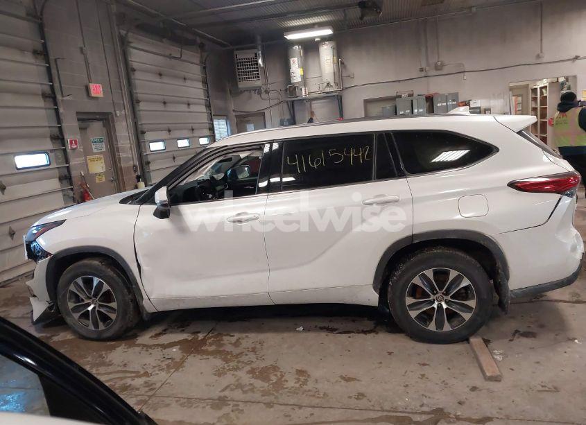 Photo 14 of 2020 Toyota Highlander XLE (VIN 5TDHZRBH8LS504541)