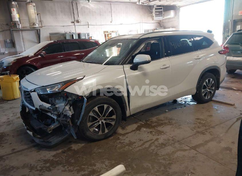 Photo 2 of 2020 Toyota Highlander XLE (VIN 5TDHZRBH8LS504541)