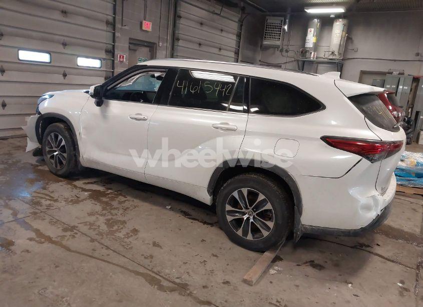 Photo 3 of 2020 Toyota Highlander XLE (VIN 5TDHZRBH8LS504541)