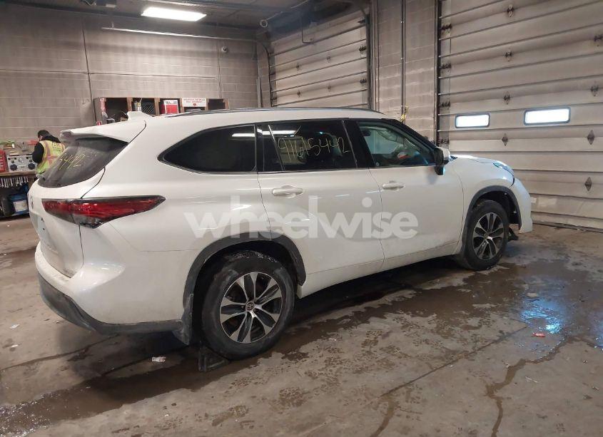 Photo 4 of 2020 Toyota Highlander XLE (VIN 5TDHZRBH8LS504541)