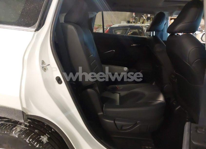 Photo 8 of 2020 Toyota Highlander XLE (VIN 5TDHZRBH8LS504541)