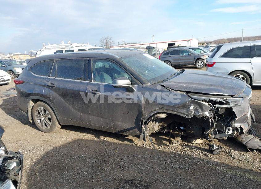 Photo 13 of 2021 Toyota Highlander XLE (VIN 5TDHZRBH8MS096916)