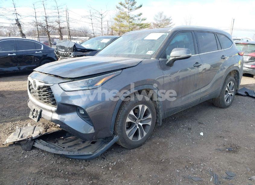 Photo 2 of 2021 Toyota Highlander XLE (VIN 5TDHZRBH8MS096916)