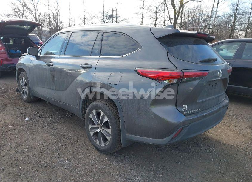 Photo 3 of 2021 Toyota Highlander XLE (VIN 5TDHZRBH8MS096916)