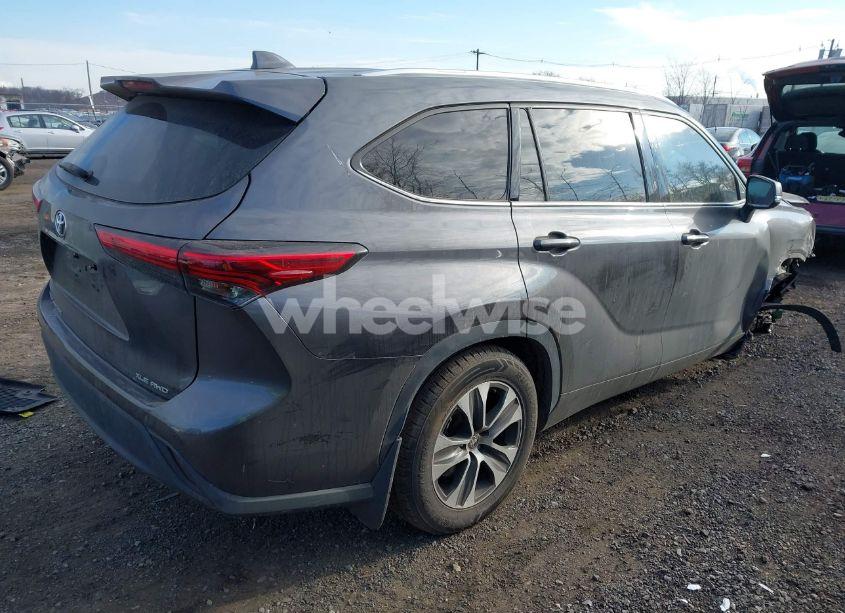 Photo 4 of 2021 Toyota Highlander XLE (VIN 5TDHZRBH8MS096916)